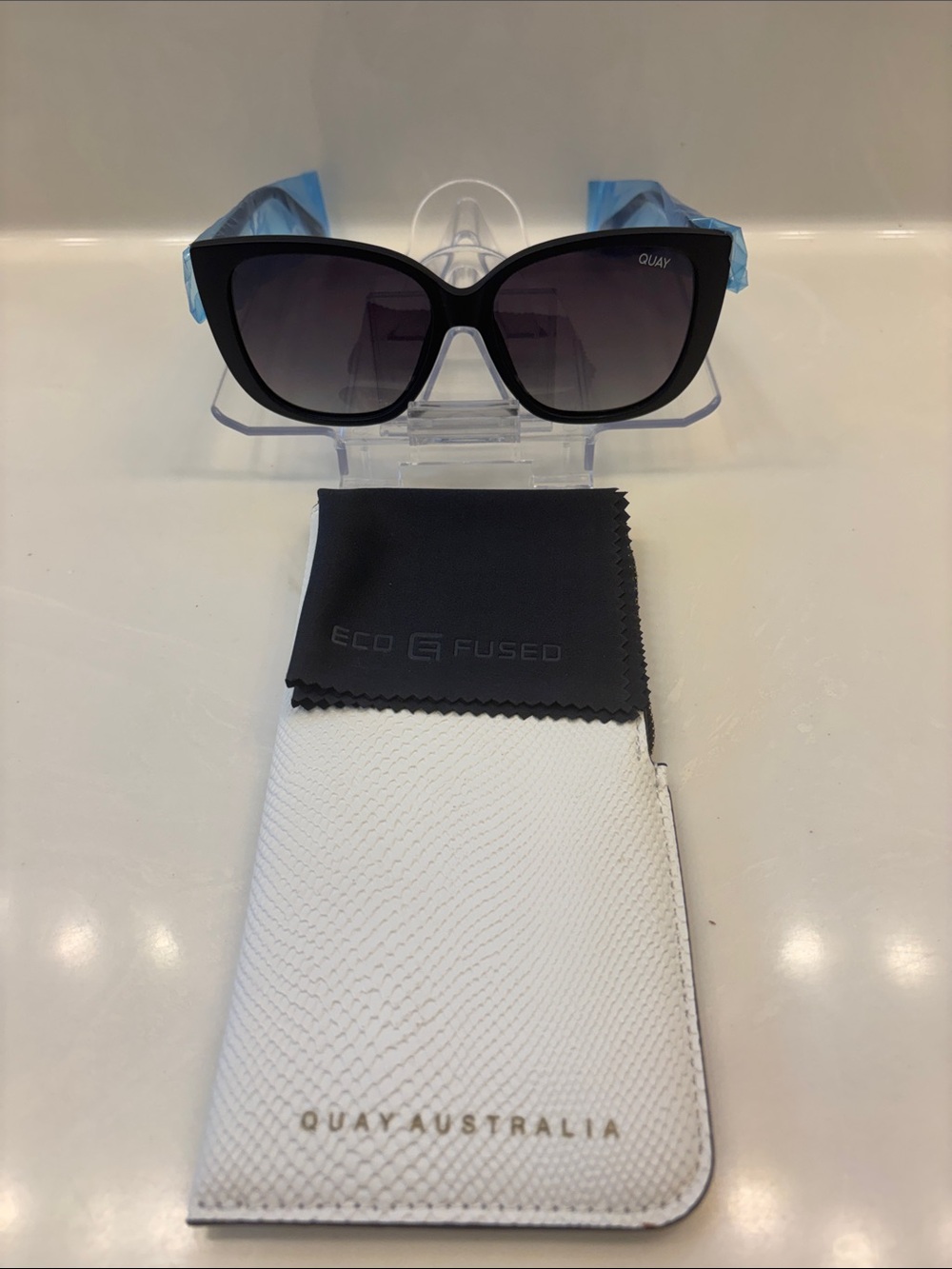 Quay Ever After 125 Cat Eye Sunglasses Black Plastic Frame black  Polarized UV40